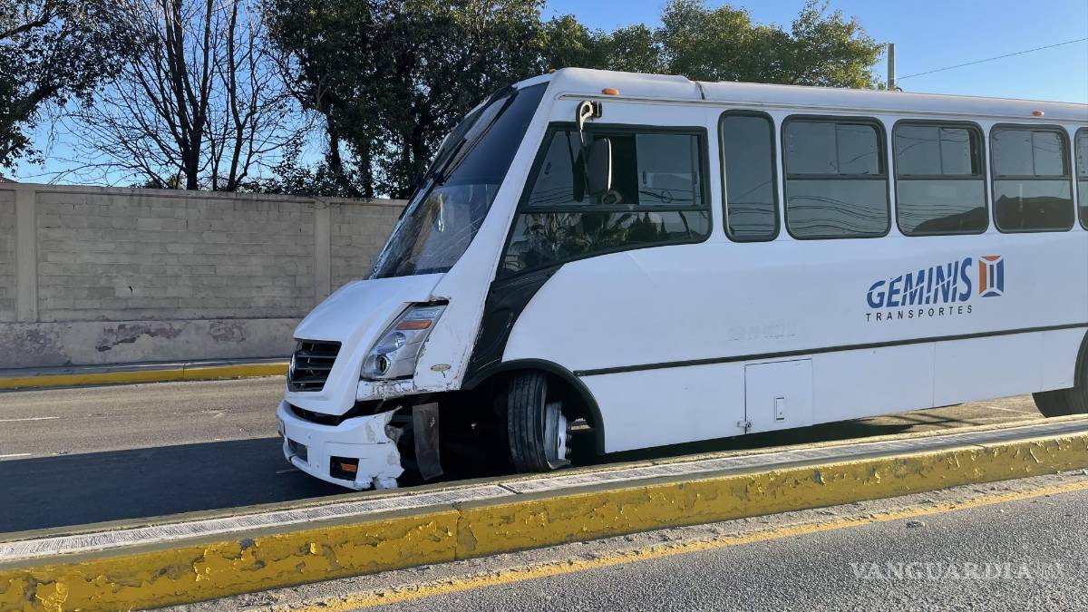 Transporte de personal choca contra camellón y casi vuelca en periférico LEA en Saltillo