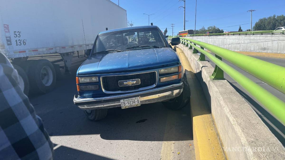 Se le sube la presión al manejar y termina chocando, en Saltillo