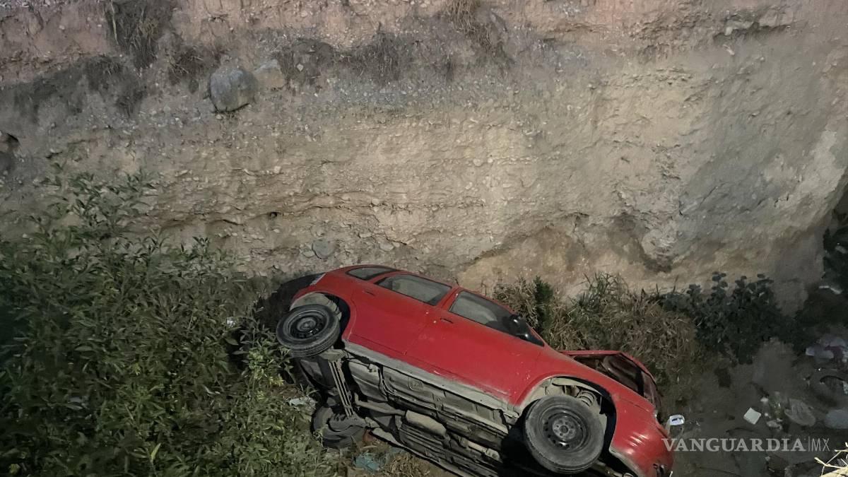 Carro arrastrado por camioneta en bulevar de Saltillo vuelca al zafarse y cae en arroyo