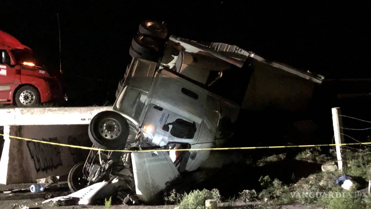Tragedia en la Matehuala-Saltillo, conductor de tráiler pierde la vida en volcadura