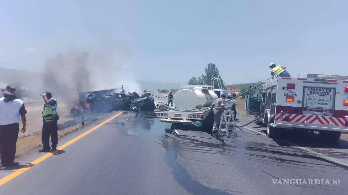 Vuelca camión en carretera a Carbonera y se incendia; chofer sale lesionado