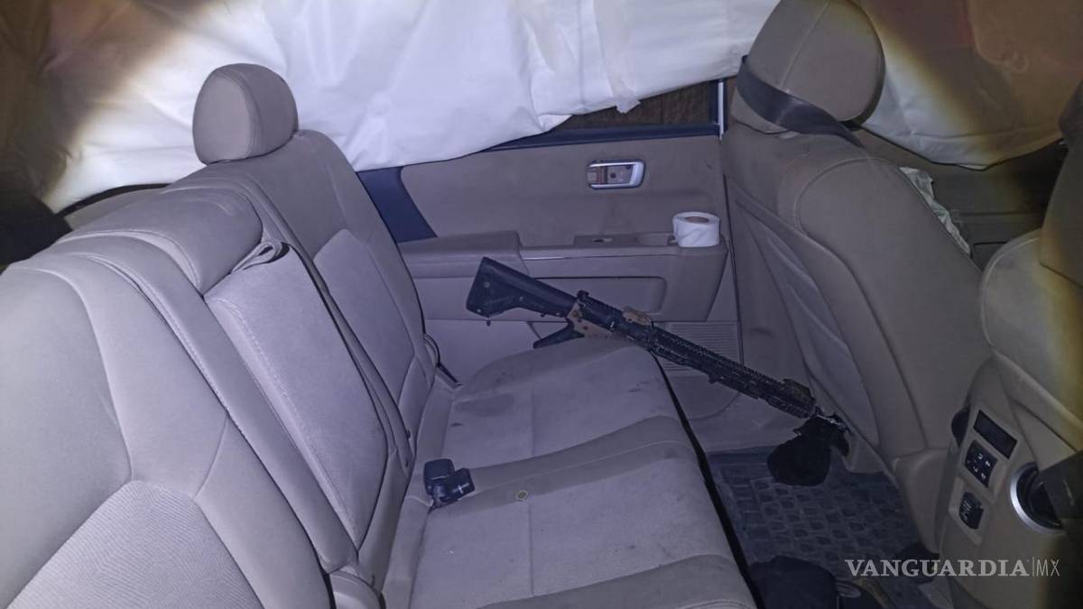 Nuevo León: Tras enfrentamiento con policías, hombres huyen y dejan camioneta con armas