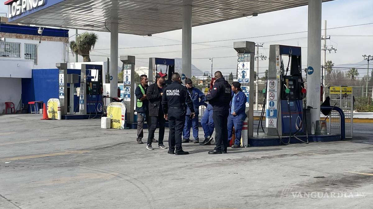 Taxistas protestan en gasolinera de Saltillo; denuncian presunto combustible adulterado