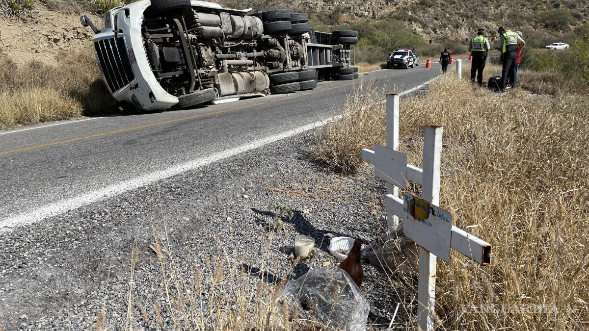 Vuelca tráiler por sobrecarga de material en la carretera Saltillo-Monclova