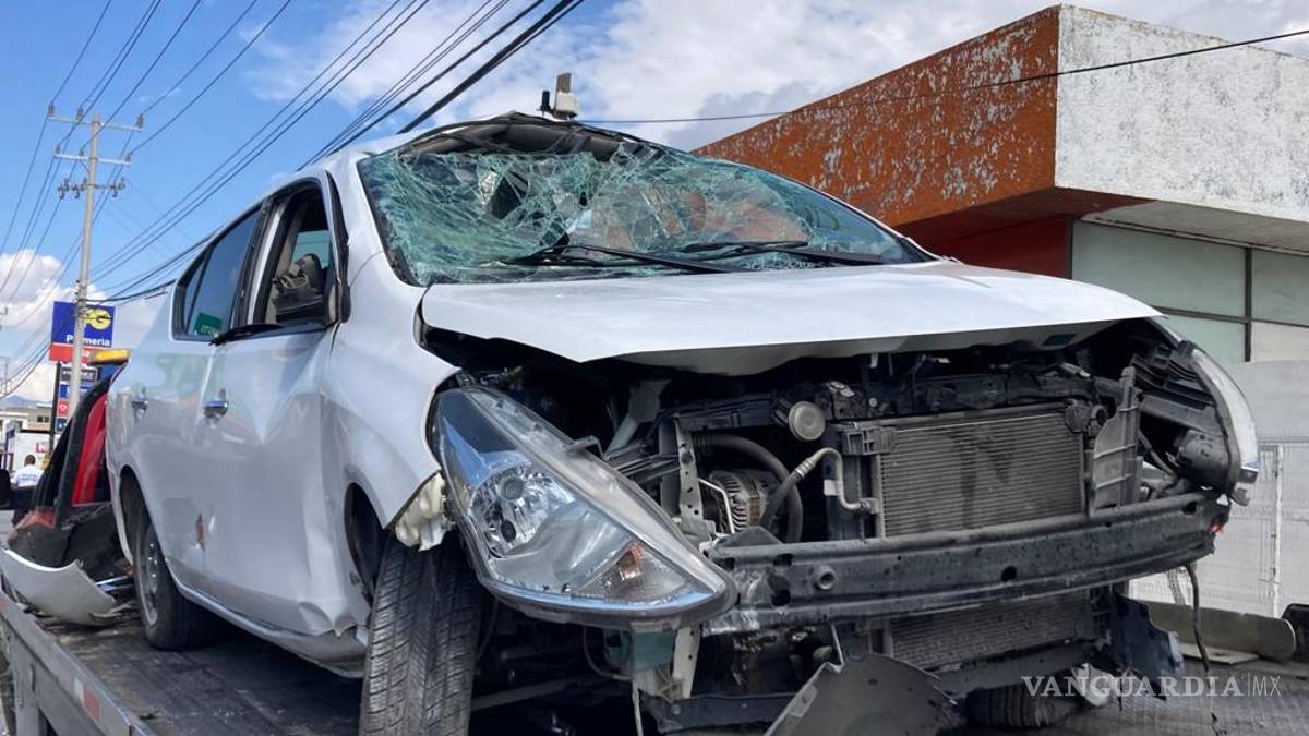 Choca y vuelca en puente del bulevar Fundadores, en Saltillo