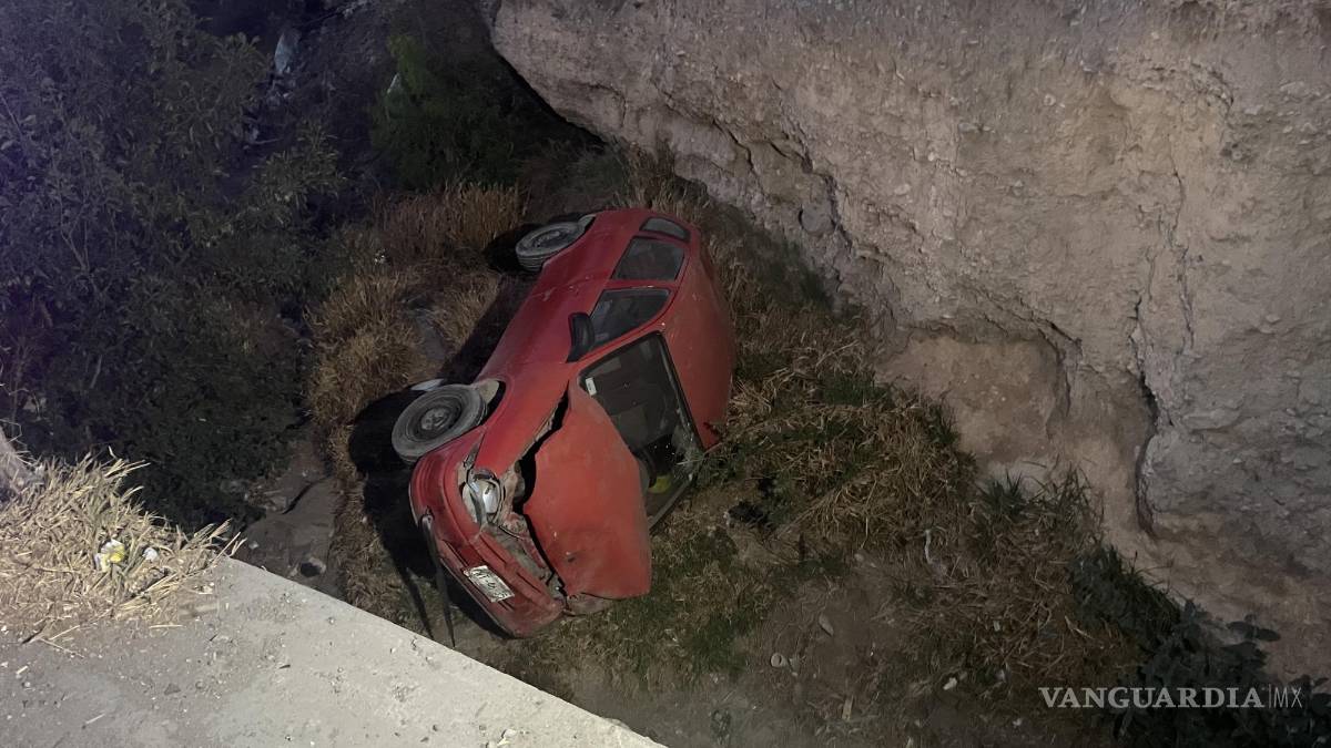 Carro arrastrado por camioneta en bulevar de Saltillo vuelca al zafarse y cae en arroyo