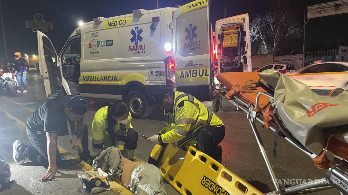 Arriesga la vida de su amigo: pierde control de su moto y acompañante sale volando, en el Periférico LEA de Saltillo