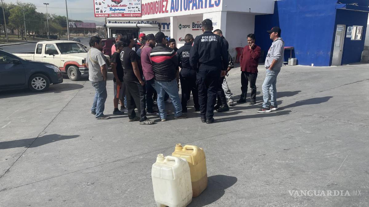 Taxistas protestan en gasolinera de Saltillo; denuncian presunto combustible adulterado