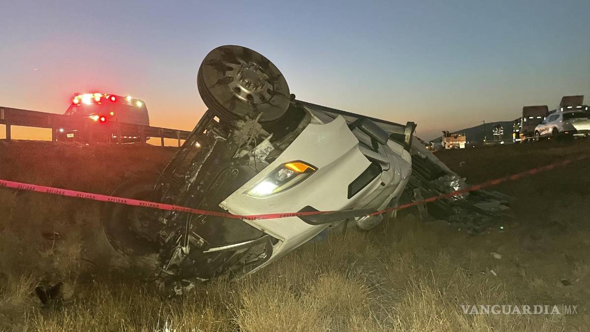 Muere trailero al volcarse sobre la Carretera Federal 57