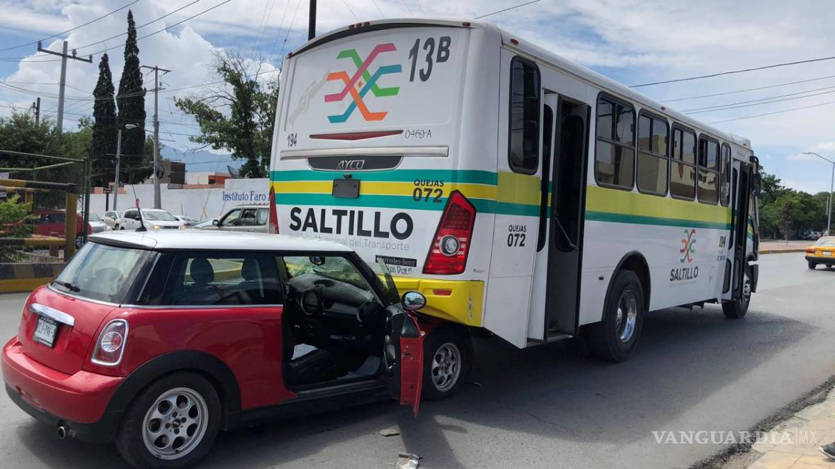 Conductor de Mini Cooper provoca choque por estar en su celular