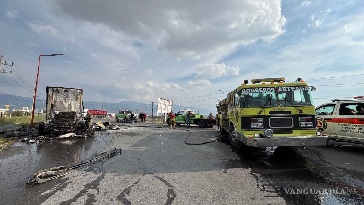 Tractocamión de SLS Logistics se incendia en libramiento de Arteaga