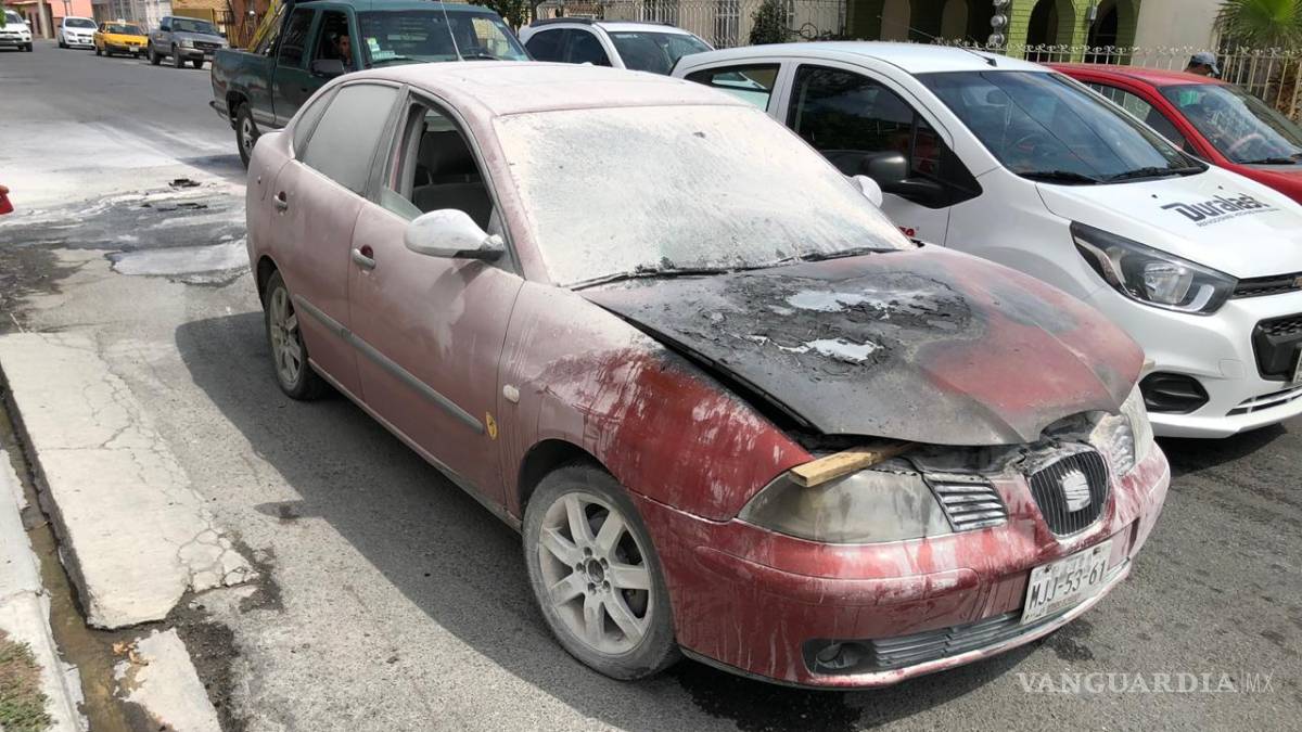 Incendio de vehículo moviliza a Bomberos de Saltillo