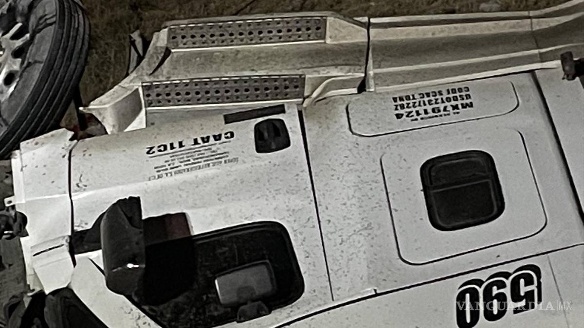 Muere trailero al volcarse sobre la Carretera Federal 57