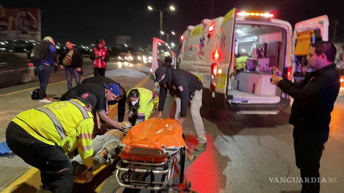 Arriesga la vida de su amigo: pierde control de su moto y acompañante sale volando, en el Periférico LEA de Saltillo