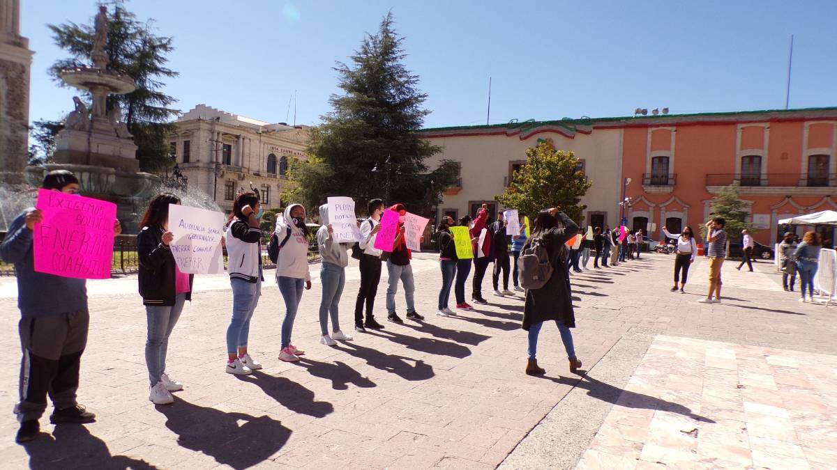 Realizan jóvenes plantón en Saltillo para exigir internet y poder tomar clases en línea