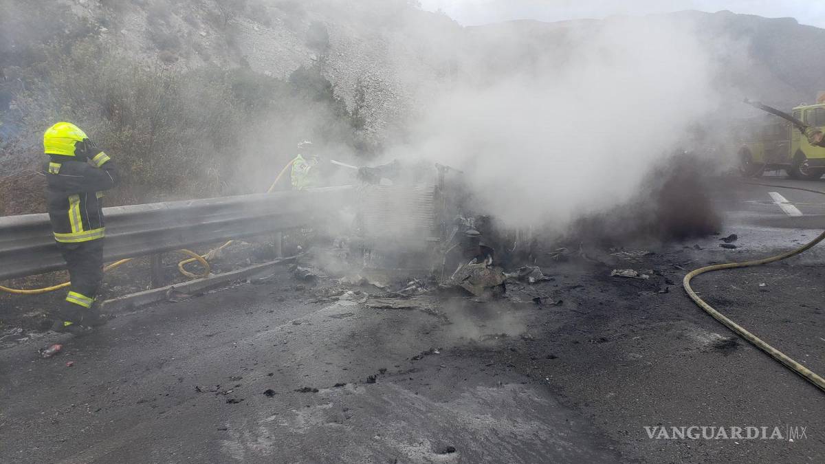 Incendio de tráiler afecta circulación en tramo Saltillo-Los Chorros