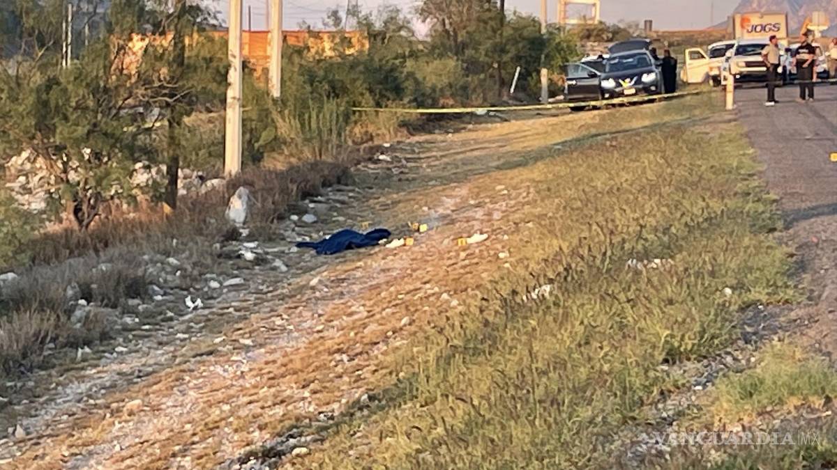 Hallan a hombre con 4 impactos de bala a orillas de la carretera Monterrey-Saltillo