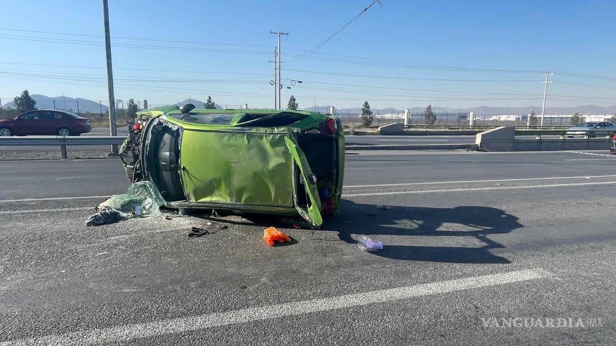 Cuatro heridos en choque y volcadura, en Ramos Arizpe