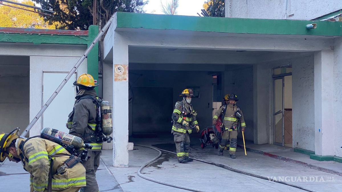 Saltillo: se quema bodega de consultorio médico Madero, evacúan a pacientes