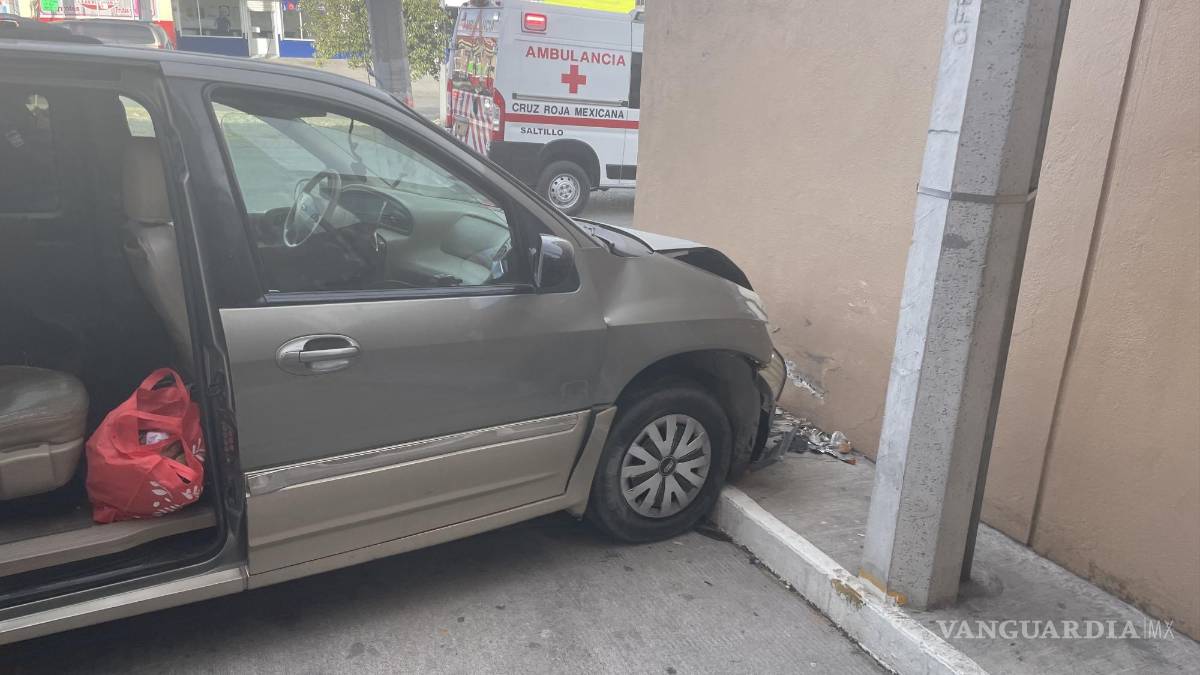 Saltillo: camioneta se queda sin frenos e impacta en farmacia; conductora y sus tres hijos resultan ilesos