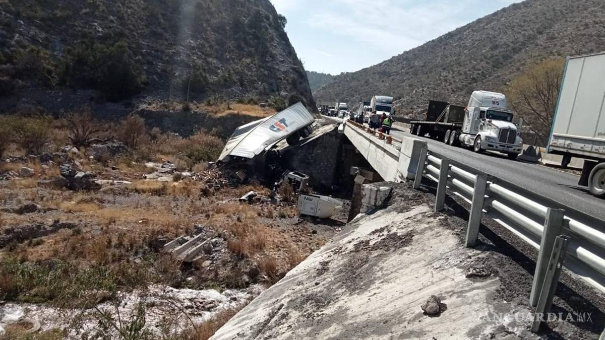 Trailero destroza su unidad en el tramo Saltillo-Los Chorros; resulta grave