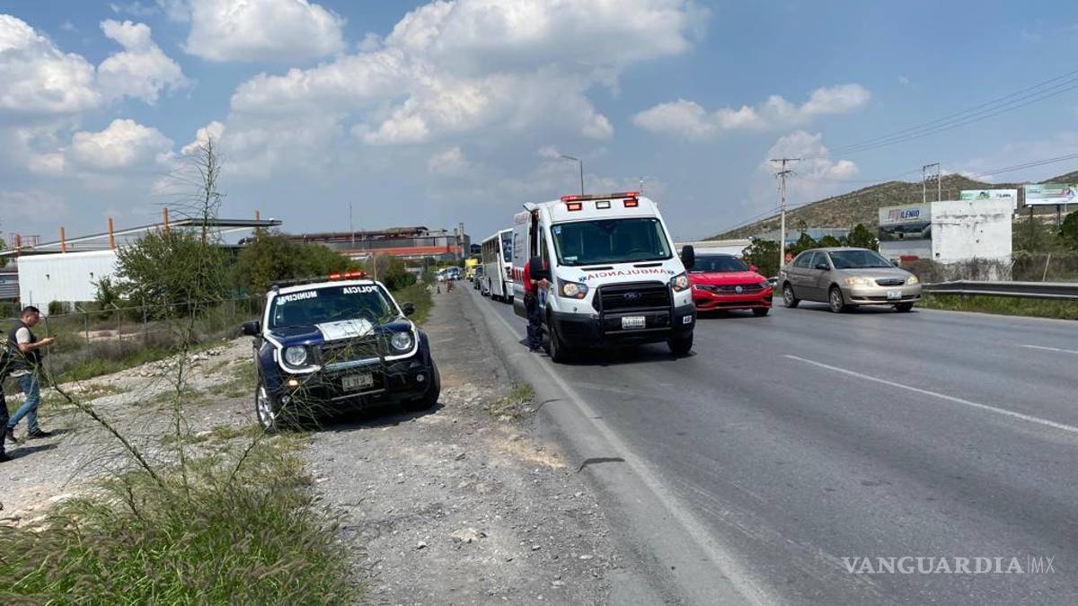 Conductor se vuelca y sale de la carretera antes de llegar a Saltillo