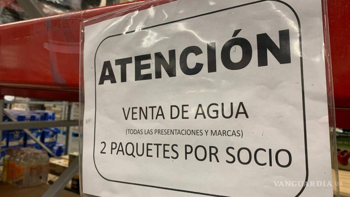 Restringen venta de agua en Saltillo por compras masivas de regios; ponen freno en centros comerciales