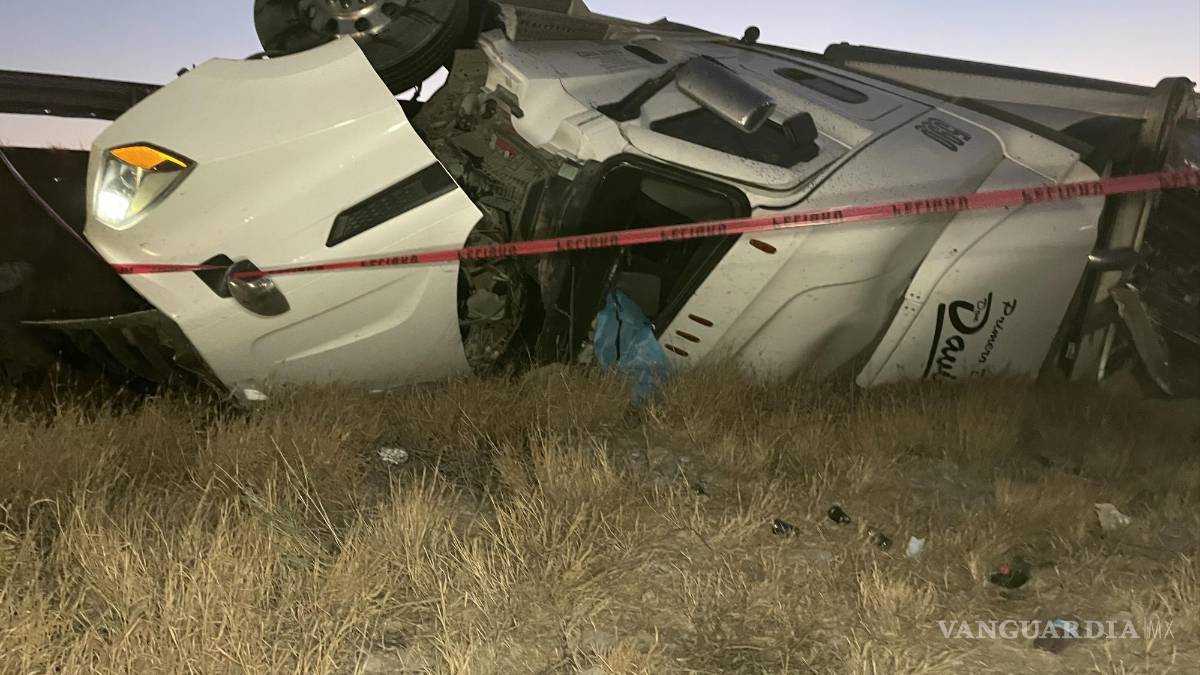 Muere trailero al volcarse sobre la Carretera Federal 57