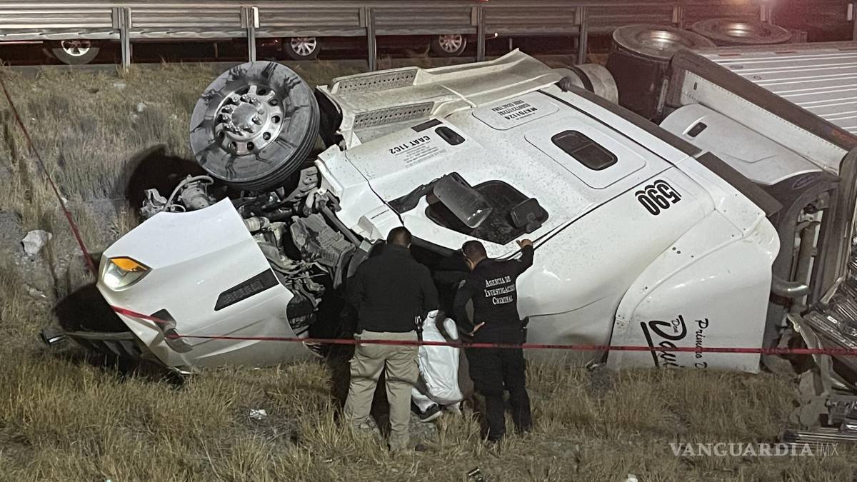 Muere trailero al volcarse sobre la Carretera Federal 57