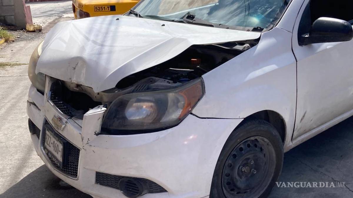 Choca y vuelca en puente del bulevar Fundadores, en Saltillo