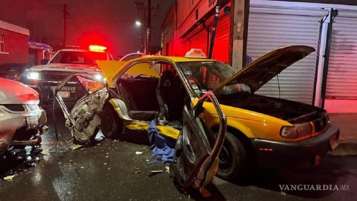 Cuatro personas quedan prensadas dentro de taxi