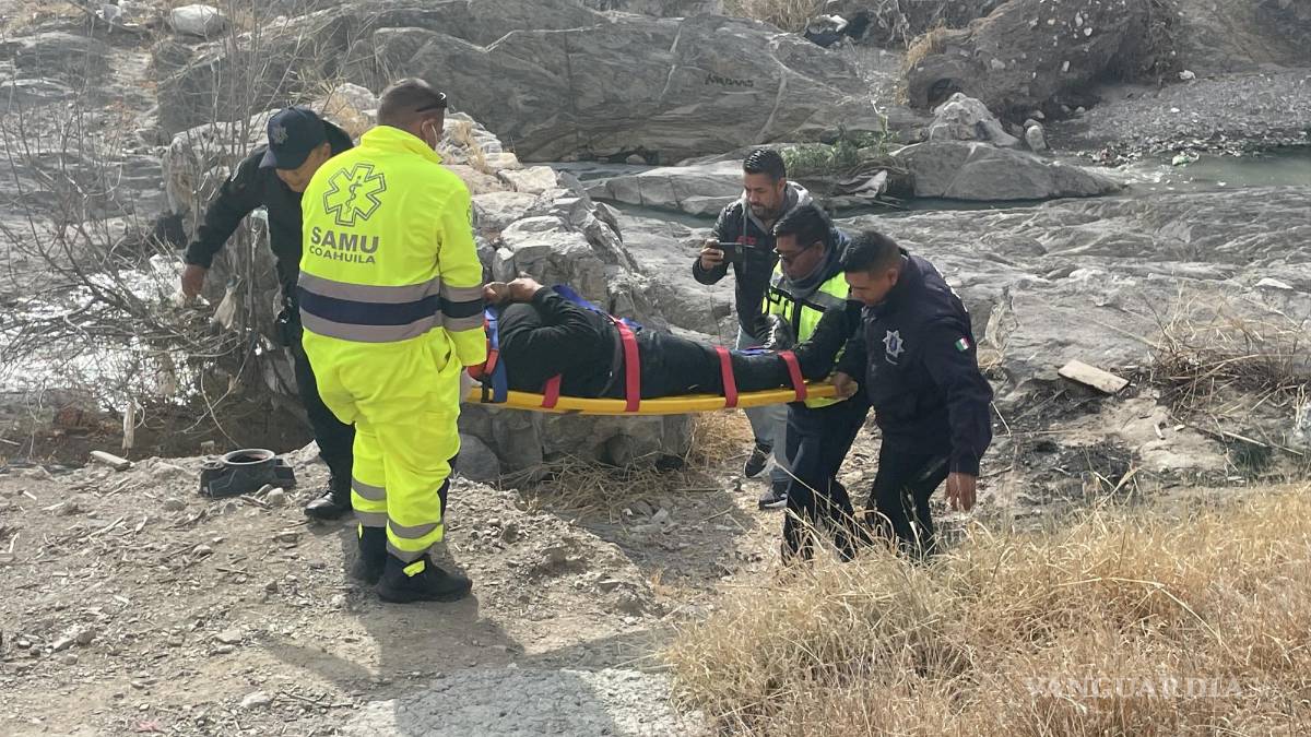 Saltillo: por tomar atajo, motociclista cae a arroyo con todo y el tanque de gas que cargaba
