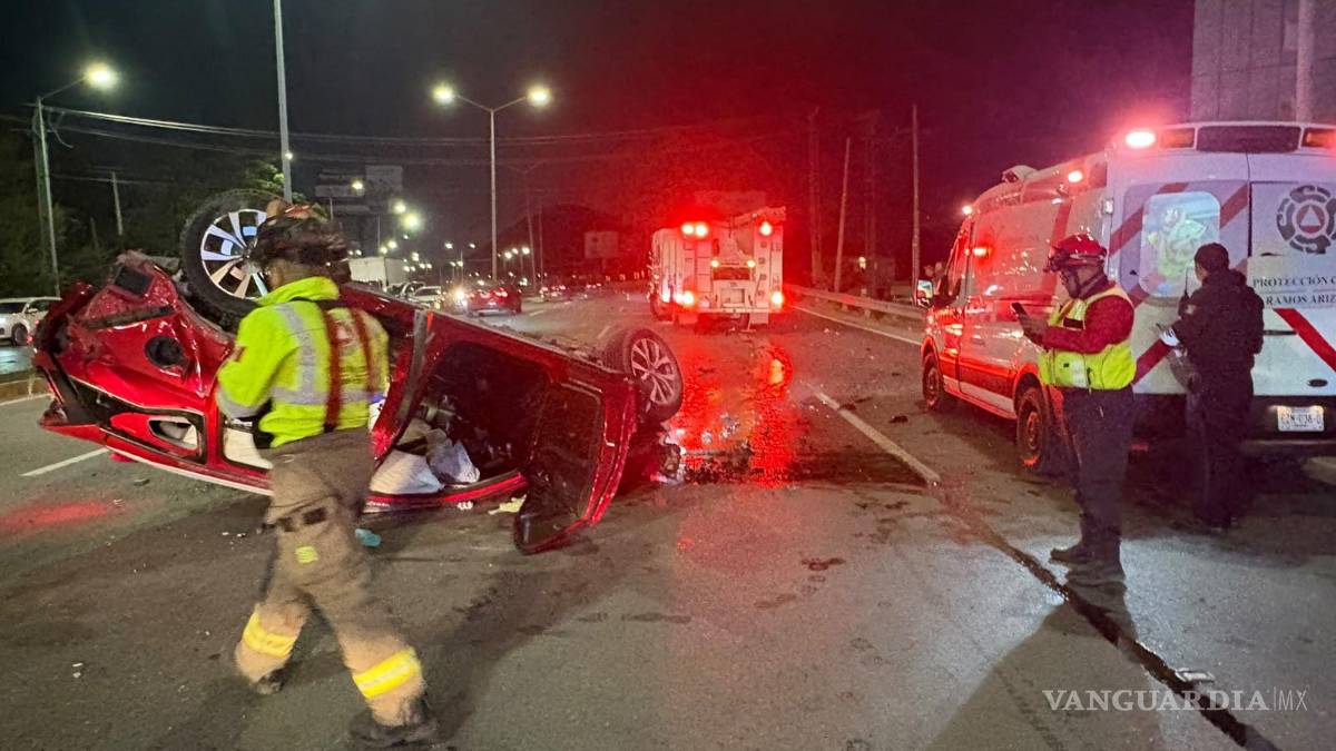 Vuelca camioneta tras chocar en Ramos Arizpe; reportan tres lesionados