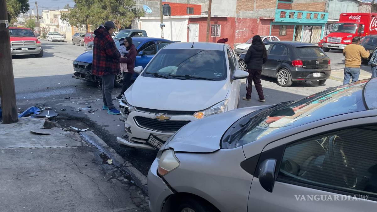 Chocan tres vehículos en céntrica zona de Saltillo; no hubo lesionados