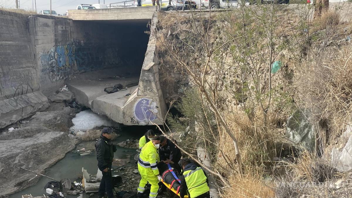 Saltillo: por tomar atajo, motociclista cae a arroyo con todo y el tanque de gas que cargaba