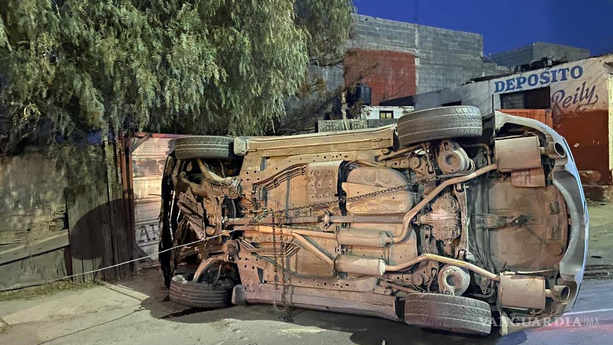 Conductor abandona camioneta tras volcar en Periférico de Saltillo
