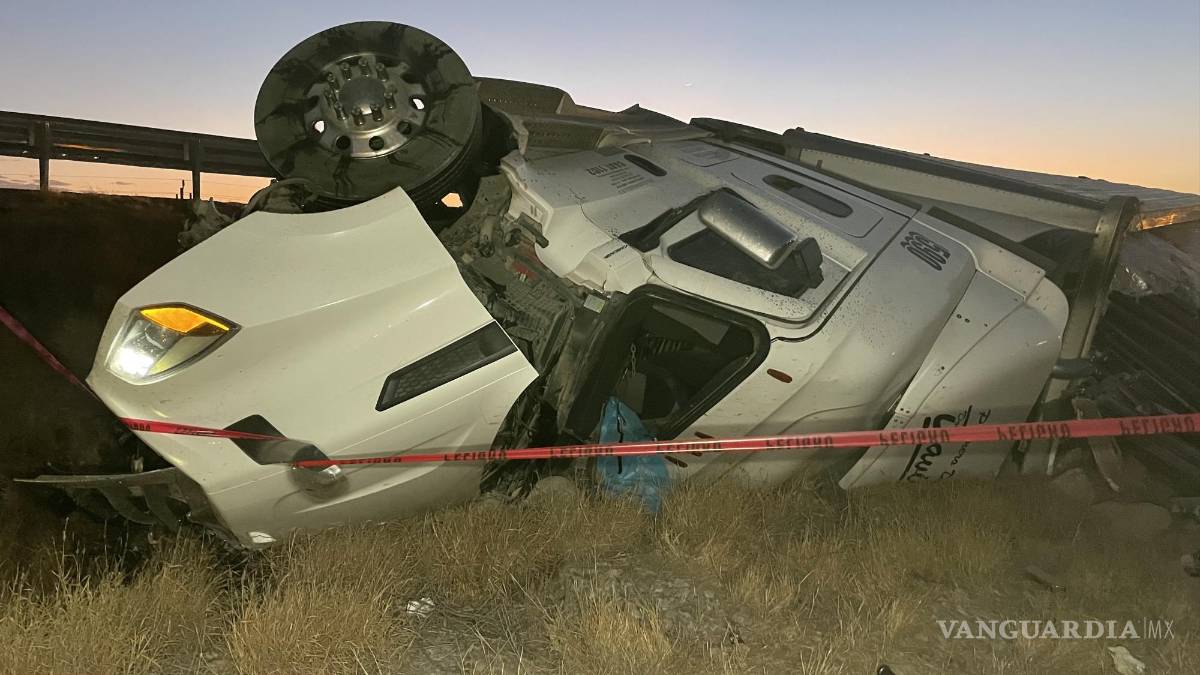 Muere trailero al volcarse sobre la Carretera Federal 57