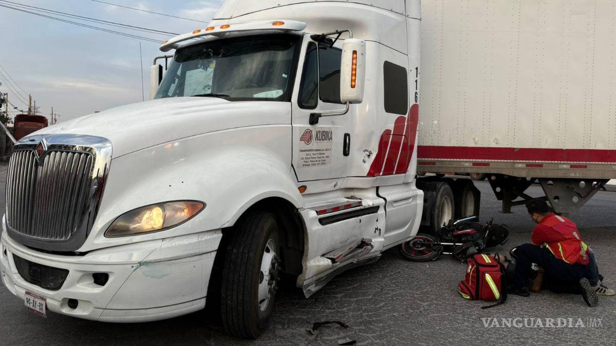 Muere motociclista tras choque contra tráiler en Ramos Arizpe