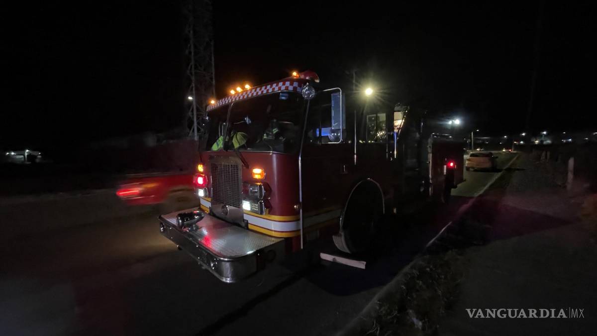 Alarma a vecinos de colonia Loma Linda de Saltillo incendio en terreno baldío