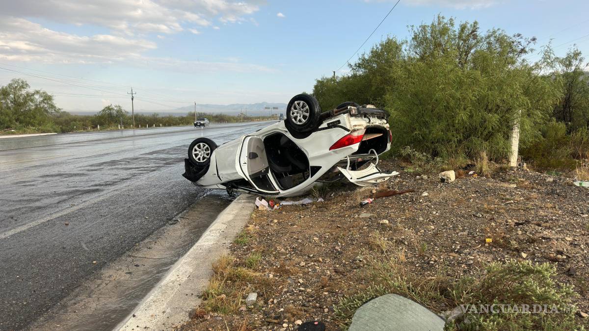 Aparatosa volcadura rumbo a Zacatecas deja sólo susto a familia
