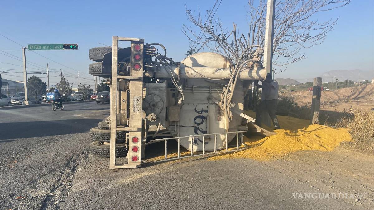 Tráiler vuelca por exceso de carga y derrama 20 toneladas de alimento para gallo en Saltillo