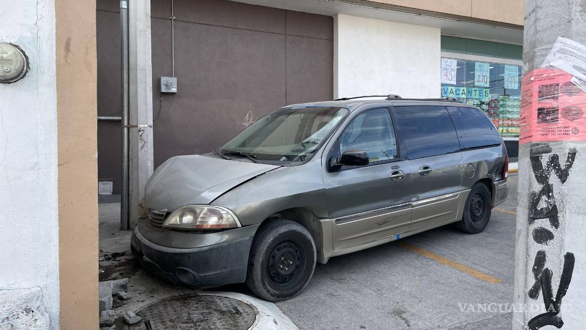 Saltillo: camioneta se queda sin frenos e impacta en farmacia; conductora y sus tres hijos resultan ilesos