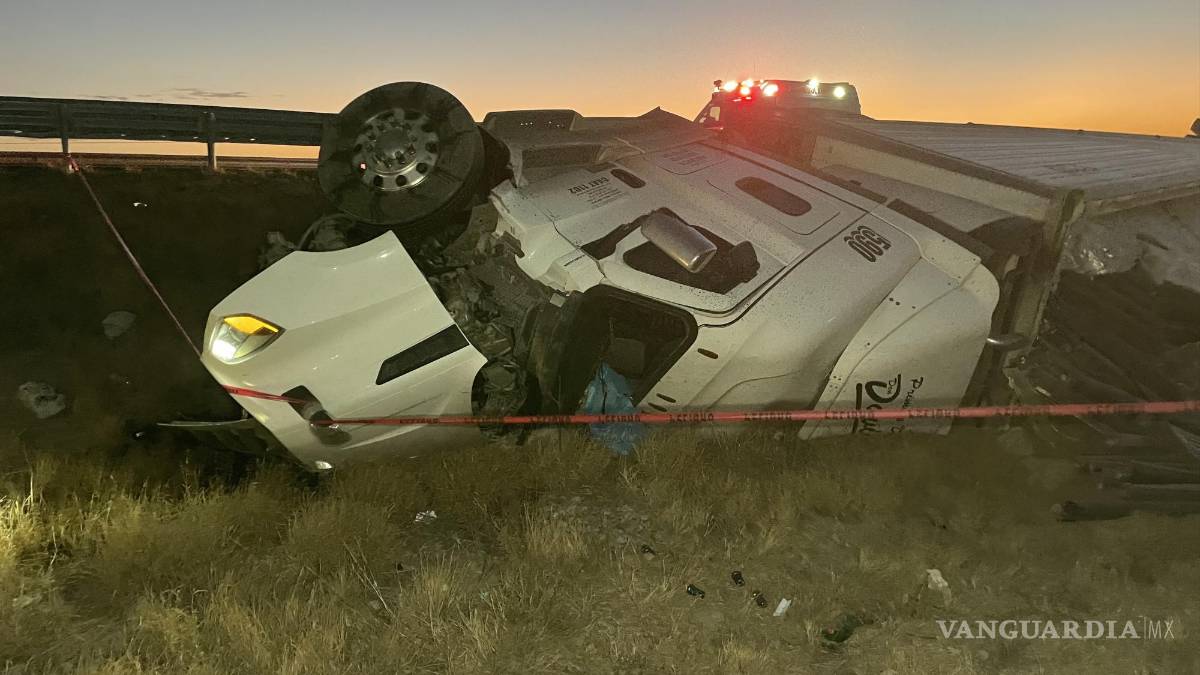 Muere trailero al volcarse sobre la Carretera Federal 57