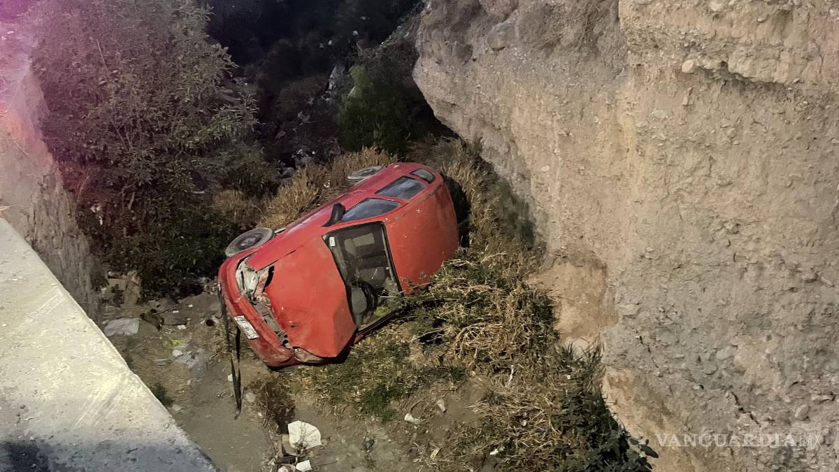 Carro arrastrado por camioneta en bulevar de Saltillo vuelca al zafarse y cae en arroyo