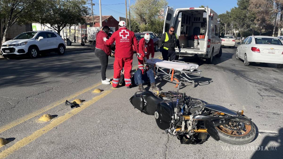 Auto no respeta alto y embiste a motociclista, en el centro de Saltillo