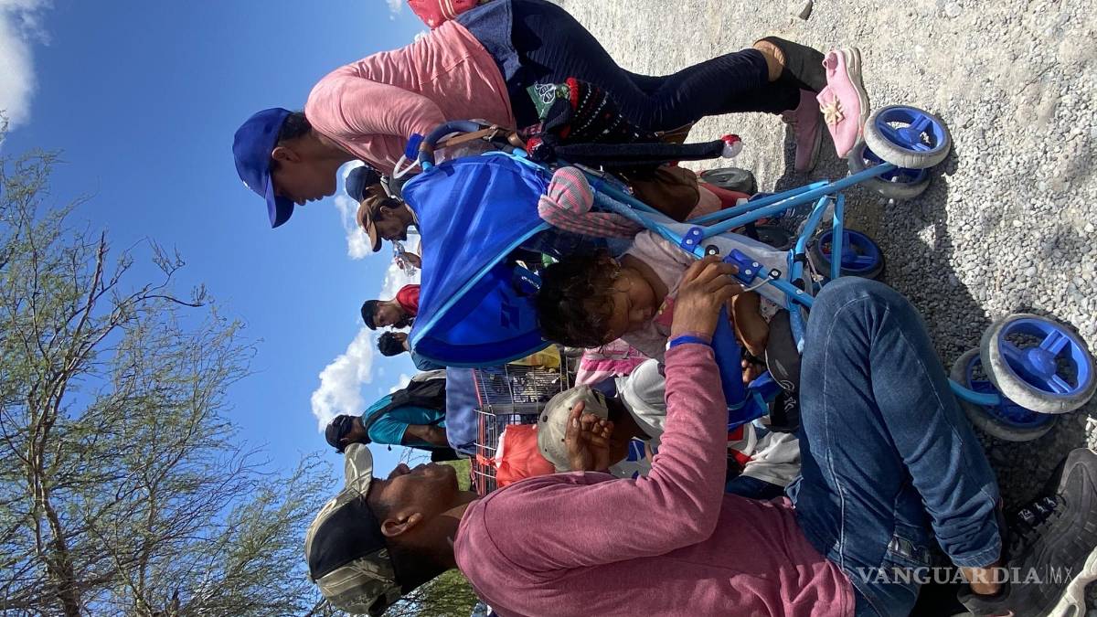 Mas de 800 migrantes caminan de Monterrey a Monclova hacia frontera con Estados Unidos