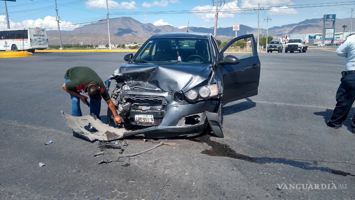 Conductora se pasa alto y causa choque, al sur de Saltillo