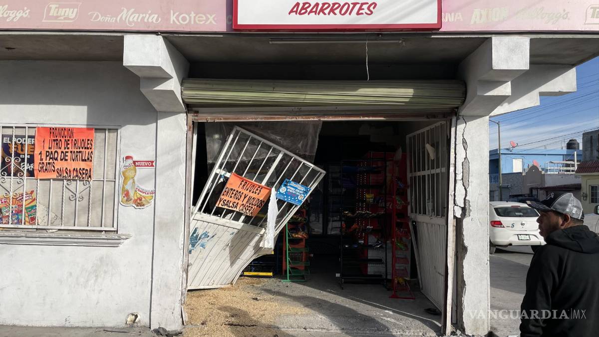 Madre pierde el control de su vehículo y choca contra ‘tiendita’ en Saltillo