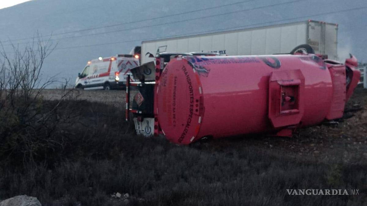 Vuelca pipa con diésel en carretera Monterrey-Saltillo, conductor abandona vehículo siniestrado