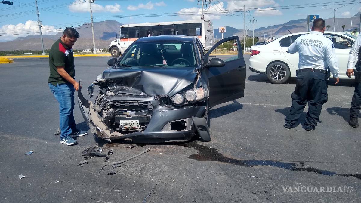 Conductora se pasa alto y causa choque, al sur de Saltillo